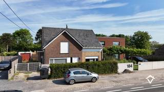 Deze woning is gelegen op een royaal perceel van 1126 m², met een straatbreedte van 14 meter. Het perceel is volledig bouwgrond, wat verschillende ontwikkelingsmogelijkheden biedt.<br /><br />Renovatie of nieuwbouw?<br />Deze eigendom leent zich perfect voor een grondige renovatie, maar biedt evengoed potentieel voor het bouwen van een volledig nieuwe woning.<br /><br />Indeling huidige woning:<br />U betreedt de woning via de inkomhal die toegang geeft tot de lichtrijke woonkamer. Aansluitend bevinden zich de keuken en een praktische bijkeuken. Verder op het gelijkvloers vindt u een bureauruimte (ook bruikbaar als extra slaapkamer), de badkamer, een wasruimte met toilet en een kelder.<br /><br />Op de eerste verdieping zijn er twee ruime slaapkamers en een zolderruimte die perfect kan worden ingericht als masterbedroom met en-suite badkamer.<br /><br />Interesse?<br />Wenst u meer informatie of plant u graag een bezoek? Contacteer ons gerust.