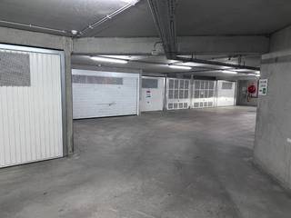 Volwaardige garagebox te koop te Residentie Zoute Palace.<br /><br />Gelegen te Mussenpad, een zijstraat van de Zoutelaan, vlakbij de Van Bunnenlaan.<br />De garage is gelegen op verdieping -4 maar is makkelijk toegankelijk.<br />De poort kan elektrisch geopend worden alsook is er licht en een stopcontact aanwezig in de box.<br /><br />Afmetingen:
<ul>
<li>Breedte: 2m75 (poort: 2m40)</li>
<li>Lengte: 5m64</li>
<li>Hoogte +/- 2m</li>
</ul>
<strong>Vrij vanaf 12/09/2026.</strong><br />Graag meer informatie of een bezoek ingepland?<br />Aarzel dan niet om ons te contacteren<br />Ref. G734