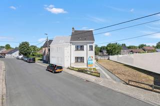 Voor meer info of een bezoek, bel 054 69 39 36 - Op een rustige locatie in Okegem bevindt zich deze te renoveren halfopen bebouwing met...