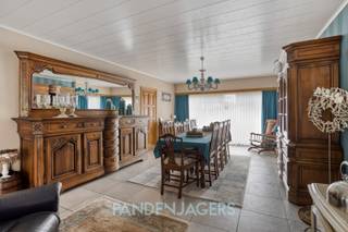 Deze ruime laagbouwwoning werd steeds met de grootste zorg onderhouden en verkeert daarom zowel binnen als buiten in een uitstekende staat.Bij het...