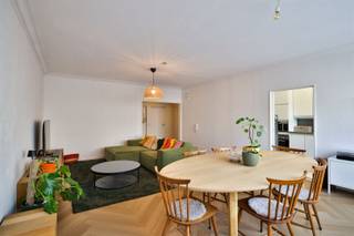 Op een toplocatie, vlak bij het levendige centrum van Mortsel, ontdek je dit charmante en ruime gelijkvloers appartement (90 m²) met twee...