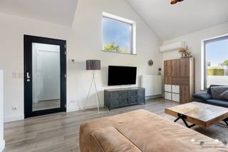 <p><span>Op zoek naar een moderne, energiezuinige en instapklare woning met ruimte, tuin én in een doodlopende straat? Deze prachtige halfopen bebouwing, gelegen in de Leonard Geukensstraat 32 te 3971 Heppen, combineert een hedendaagse woonbeleving met een uitstekende energieprestatie.</span></p><p><span>De woning werd gebouwd in 2014, beschikt over een bewoonbare oppervlakte van ca. 187 m² en is gelegen op een mooi perceel van 3a 32ca. In 2024 werden bovendien zonnepanelen met omvormer geplaatst, wat samen met het energiezuinige karakter van de woning resulteert in een bijzonder gunstig EPC-label A met een specifiek energieverbruik van slechts 41 kWh/m² per jaar.</span></p><p><span>Via de inkomhal, voorzien van een apart gastentoilet, betreedt u de ruime en lichtrijke leefruimte. De open indeling zorgt voor een aangename verbinding tussen de zitruimte (met airconditioning), keuken en eetkamer, waardoor dit een heerlijke plek is om dagelijks te wonen én gasten te ontvangen.</span></p><p><span>Aansluitend bevindt zich een praktische berging, met toegang tot de inpandige garage. De garage biedt niet alleen plaats voor de wagen, maar beschikt eveneens over extra bergruimte en geeft rechtstreeks toegang tot de tuin.</span></p><p><span>Op de eerste verdieping bevinden zich drie volwaardige slaapkamers, waarvan twee slaapkamers voorzien zijn van airconditioning. Verder is er een extra berging en een comfortabele badkamer uitgerust met een ligbad, aparte douche en wastafel.</span></p><p><span>EPC: label A 41 kWh/m² jaar<br />EPC-code: 20260921-0003959275-RES-1</span></p><p><span>De elektrische installatie is ook conform.</span></p><p><span>Troeven:</span></p><p><span>- Gunstig A label<br />- Doodlopende straat<br />- ruimte door hoge plafonds<br />- onderhoudsvriendelijke tuin<br />- idéaal wonen voor jonge gezinnen in een kindvriendelijke buurt</span></p><p><span>Overtuigd van deze energiezuinige gezinswoning die ruimte, comfort en een uitstekende ligging combineert? Vraag dan nu uw bezoek aan door ons te contacteren op de nummer 011 199 991 of <span>lindsey@janssenenjanssen.be</span></span><span> </span></p>