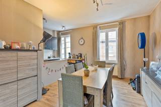 Welkom in deze ruime, energiezuinige (EPC C) duplex in een gebouw met 2 woonunits (geen gemeenschappelijke kosten). Op de tussenverdieping vind je...