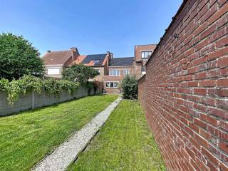 <p><span><strong>Ligging</strong></span></p>
<p><strong>Topligging in het centrum van Oudenaarde</strong></p>
<p>Deze charmante woning geniet van een uitstekende ligging in het hart van <strong>Oudenaarde</strong>. De <strong>Grote Markt</strong>, het <strong>treinstation van Oudenaarde</strong> en tal van gezellige horecazaken bevinden zich op wandelafstand, waardoor u dagelijks geniet van optimaal comfort en bereikbaarheid.</p>
<p>Dankzij de vlotte verbinding met de <strong>N60</strong> bereikt u snel omliggende steden zoals <strong>Gent</strong> en <strong>Ronse</strong>. Daarnaast vindt u in de directe omgeving een ruim aanbod aan winkels, supermarkten, scholen en recreatiemogelijkheden.<br /><br /><span><strong>Beschrijving</strong></span></p>
<p><strong>Ruime woning met 3 slaapkamers, garage en zonnige tuin</strong></p>
<p>Deze woning beschikt op het gelijkvloers over een ruime woonkamer, een keuken, berging, apart toilet en een inpandige garage. Op de eerste verdieping bevinden zich drie volwaardige slaapkamers en een badkamer met bad en toilet.</p>
<p>Een extra troef is de ruime zolder, die volledig naar eigen wens kan worden ingericht. Daarnaast is er ook een praktische kelder aanwezig.</p>
<p>Achteraan geniet u van een gezellige, gunstig georiënteerde tuin. Bovendien werd het volledige dak recent vernieuwd, wat zorgt voor extra comfort en een zorgeloze investering.<br /><br />Voor inlichtingen en/of bezoek, bel Gwen Moerman 0472/62.03.60</p>