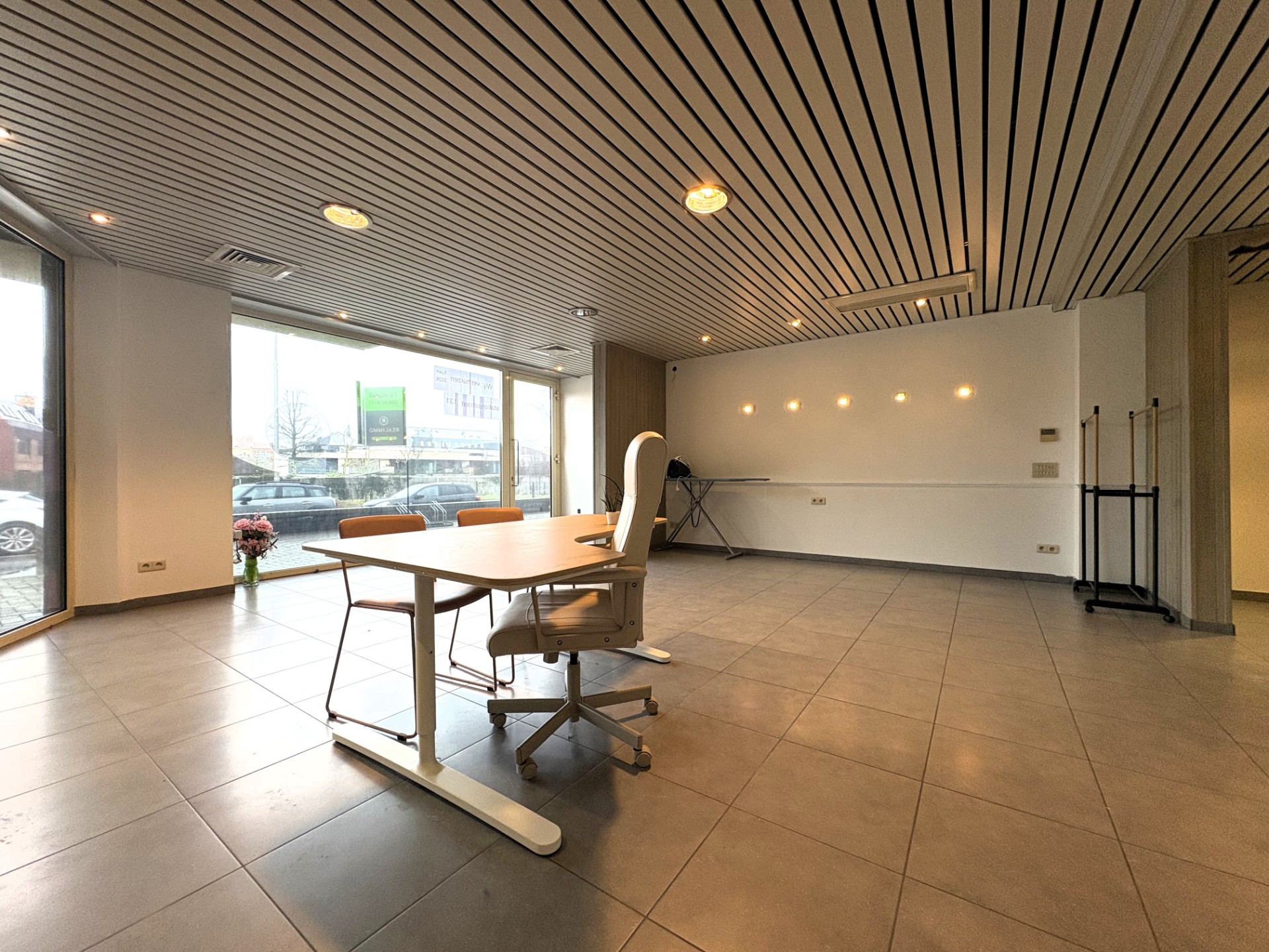 Polyvalent handelspand/kantoorruimte op topligging in centrum Waregem - foto 4