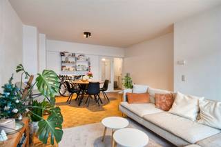 <p><span>Knus gerenoveerd éénslaapkamerappartement met zonnige tuin nabij de Fruithoflaan</span><span><br /><br />Dit instapklare appartement bevindt zich op het gelijkvloers van een goed onderhouden en kleinschalig gebouw. Het appartement ligt om de hoek van de Fruithoflaan met tal van winkels zoals Delhaize, delicatessewinkel Atelier N°11, slagerij Finebek, enz. Met een velostation, de bus, de tram en grote verbindingswegen om de hoek geraak je bovendien vlot op je bestemming.<br /><br />INDELING<br />Wandel binnen via de inkomhal met ingemaakte vestiairekast en apart gastentoilet. Het appartement heeft dankzij de centrale inkomhal, die alle ruimtes met elkaar verbindt, een aangename flow.</span></p><p><span>Aan de voorzijde ligt de gezellige en lichtrijke leefruimte (30,5 m</span><span><sup>2</sup></span><span>) op parketvloer met een schuifraam naar de voortuin toe. <br />Achteraan bevindt zich de vernieuwde keuken, voorzien van vaatwas, ingebouwde koelkast met vriesvak en keramisch vuur met dampkap. Van hieruit stap je zo in de zonnige tuin (60 m²) waar je zalig van de avondzon kan genieten.<br />Ook de ruime slaapkamer (16 m²) is rustig gelegen aan de achterzijde van het gebouw. <br />De badkamer is uitgerust met een inloopdouche, lavabomeubel en aansluitingen voor wasmachine en droogkast.<br />Tot slot beschik je nog over een ruime privatieve kelderberging.<br /><br />Maandelijkse provisie €170 (water en verwarming (gas) van het appartement, elektriciteit gemene delen, jaarlijks onderhoud cv-ketel, kleine onderhoudskosten, reservefonds, blokpolis verzekering, elek. gemene delen, ...)<br /><br />BIJZONDERHEDEN<br />- Kleinschalig gebouw<br />- Centrale ligging (mobiscore 9,4/10)<br />- Rustige tuin<br />- Ruime kelderberging<br /><br /></span></p><p><span> </span></p>