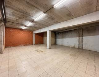 Magazijn van 220m² op commercieel centrum Pottelberg, met mogelijkheid tot twee bureauruimtes. Gratis parking, vlotte bereikbaarheid.<br /><br />Voor meer info bel of mail Jasper: 0479/27 71 92 - Jasper@immopottelberg.be