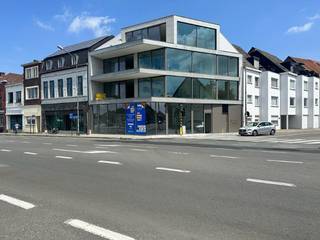 Bent u op zoek naar een <strong>commerciële ruimte</strong> met <strong>maximale visibiliteit </strong>en een uitstekende bereikbaarheid? Dit casco handelspand, gelegen vlak aan het station van Ingelmunster, biedt tal van mogelijkheden voor ondernemers en vrije beroepen.<br />Met een oppervlakte van <strong>120m² </strong>beschikt het pand over een ruime en flexibele indeling die volledig kan worden ingericht naar eigen stijl en behoeften. Dankzij de casco oplevering krijgt u de vrijheid om de ruimte perfect af te stemmen op uw concept of activiteit.<br /><strong>Mogelijke invullingen zijn onder meer:</strong><br />broodjeszaak of take-away<br />koffiebar of coffeecorner<br />automatenconcept<br />kantoor- of dienstenruimte<br />praktijkruimte voor vrije beroepen<br />commerciële winkelruimte<br /><strong>De huurprijs is bespreekbaar en afhankelijk van de gewenste afwerking. In samenspraak met de eigenaar kan het pand verder afgewerkt worden volgens uw noden en verwachtingen. Naar gelang de gevraagd afwerking kan de huurprijs variëren tussen 1000€/maand en 1200€/maand. <br />Troeven:</strong><br />uiterst commerciële ligging<br />vlak aan het station<br />sterke zichtbaarheid en passage<br />casco handelspand met veel mogelijkheden<br />volledig in te richten naar eigen goesting<br />flexibele huur- en afwerkingsmogelijkheden<br />Interesse in deze veelzijdige commerciële opportuniteit? Contacteer ons vrijblijvend voor meer informatie of een bezoek ter plaatse.