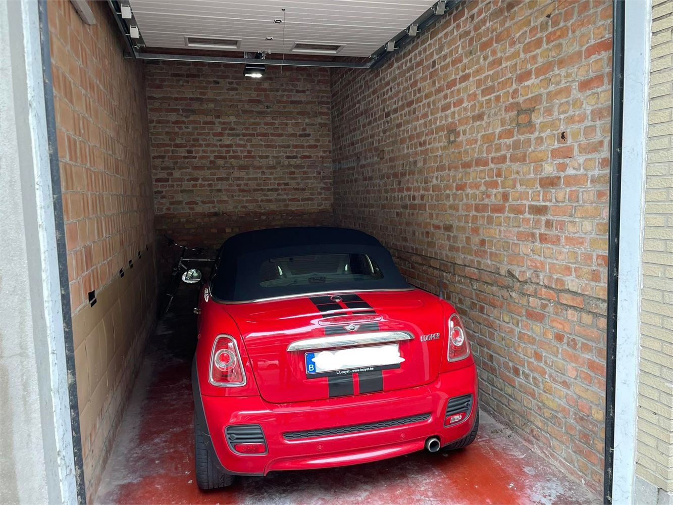 Ruime garagebox met uitzonderlijke hoogte en automatische poort ! - foto 2