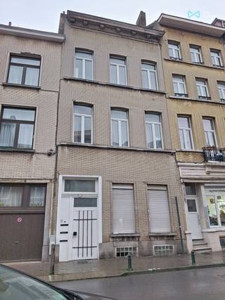 Dit gebouw ligt in een wijk vlakbij de Europese Gemeenschappen, de kleine ringweg en het openbaar vervoer.Het bestaat uit een grote inkomhal, een...