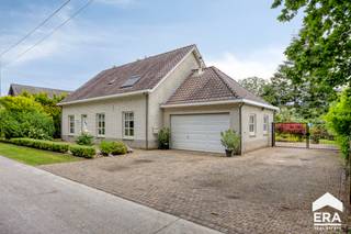 <p><strong>Rust, ruimte en natuur op een toplocatie!</strong></p>

<p>Bent u op zoek naar een woning waar u elke dag kunt genieten van rust, privacy en een prachtig vrij uitzicht? Dan is deze goed onderhouden woning met drie slaapkamers absoluut een bezoek waard.</p>

<p>Gelegen op een ruim perceel van <strong>11a 83ca</strong>, bevindt deze woning zich op een unieke locatie met slechts enkele woningen in de straat. Rondom geniet u van uitgestrekte weilanden, groene vergezichten en volwassen bomen, waardoor u zich midden in de natuur waant zonder in te boeten aan bereikbaarheid.</p>

<p><strong>Troeven:</strong></p>

<ul><li>Unieke en rustige ligging omgeven door weilanden en groen</li><li>Perceel van 11a 83ca</li><li>Vrij uitzicht aan meerdere zijden</li><li>Goed onderhouden woning</li><li>3 slaapkamers</li><li>Ideaal voor wie houdt van rust, ruimte en natuur</li><li>Asbestveilig</li><li>Geen renovatieverplichting</li><li>Gelijkvloers bewoonbaar</li></ul>

<p>Een woning zoals deze komt zelden op de markt. Ontdek zelf de charme en het unieke karakter tijdens een bezoek!<br /><br />Indeling: zie bijlage. </p>