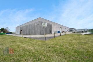 Bedrijfsgebouw te huur met een oppervlakte van 5.120 m², gelegen op een uitstekende locatie. Zeer vlot bereikbaar dankzij de directe nabijheid van...
