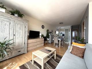 Dit gezellig lichtrijk appartement in Zwijndrecht bevindt zich op de <strong>tweede verdieping.</strong><br /><br />Via de inkomhal met vestiairekast kom je in de ruime leefruimte, waar voldoende plaats is voor een zithoek en een eethoek.<br /><br />Aansluitend op de leefruimte bevindt zich de keuken. <br /><br />Het appartement beschikt over <strong>twee slaapkamers.</strong> Vanuit de kleinste slaapkamer heb je toegang tot het oostgericht<strong> terras.</strong><br /><br />Verder is de badkamer uitgerust met een ligbad en een lavabomeubel. Daarnaast zijn er twee bergingen en een apart toilet aanwezig.<br /><br />Een <strong>ondergrondse autostaanplaats</strong> is eveneens inbegrepen.<br /><br />De gemeenschappelijke kosten bedragen € 80/maand. Dit omvat onder meer een voorschot voor het waterverbruik in het appartement, de elektriciteit van de gemeenschappelijke delen en het ledigen van de beerput.<br /><br />Het appartement is uitgerust met centrale verwarming op aardgas.<br /><br />Praktische informatie:
<ul>
	<li>Vrij vanaf 1/11/2026</li>
	<li>Gemeenschappelijke kosten per maand: €80,-</li>
	<li>Huurwaarborg: 3 maanden huur (€2.460,-)</li>
	<li>Combi ingaande + uitgaande plaatsbeschrijving: € 285,- incl. 21 % BTW (per partij)</li>
</ul>
<br />Interesse? Contacteer ons voor een bezoek via 03/775.78.79.<br /><br />Ontdek ook ons volledige aanbod op www.immoselekt.be.<br /> 