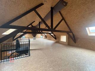 Unieke kantoorruimte van 375 m² te huur in een authentieke hoevestijl. De locatie is strategisch gelegen in Sint-Amandsberg en vlakbij de R4,...