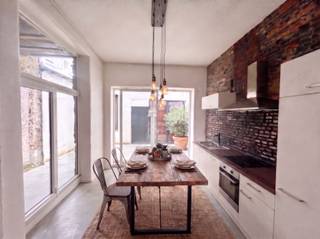 <p>Charmant appartement van 49m² gelegen in het hart van Antwerpen. Dit moderne gelijkvloerse eenheid biedt uitstekende mogelijkheden voor starters of investeerders. Het pand beschikt over een ruime woonkeuken voorzien van moderne apparatuur, inclusief een wit keukenblok met houten werkblad en een stijlvolle bakstenen backsplash. De open indeling creëert een naadloos transitie tussen keuken en woonruimte.</p><p>De slaapkamer is goed geproportioneerd en voorzien van natuurlijk licht dankzij raamwerk naar de straat. Het badkamerinterieur combineert functionaliteit met stijl, met een modernistische douche, wastafel en toiletruilimte. Karakteristieke bakstenen muren sieren meerdere ruimtes en geven het appartement een unieke industriële charme.</p><p>Het pand beschikt over directe toegang tot een privé buitenruimte, ideaal voor ontspanning en voor het verluchten van uw woning. De ligging in Antwerpen biedt uitstekende bereikbaarheid van winkels, restaurants en openbaar vervoer. De voorgevel met dubbele beglazing en een elegante zwarte deur voegt aan het karakter toe.</p><p>Dit heerlijke appartement is ideaal voor wie op zoek is naar een onderhoudsvriendelijke en sfeervol ingerichte woning in een levendige stadswijk. Een perfecte keuze voor modern comfort in een klassieke omgeving.</p><p>Rechtstreeks van eigenaar te koop.</p><p>0456 83 87 68</p>