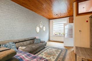 Te koop: Charmante stadswoning met 4 slaapkamers in Sint-AmandsbergIn het gezellige Sint-Amandsberg, vlak bij het centrum van Gent, bevindt zich deze charmante rijwoning met 4 slaapkamers en een aangename koer. Een ideale combinatie van comfortabel wonen en het bruisende stadsleven!Wat maakt deze woning uniek?De woning verwelkomt u in een gezellige leefruimte, waar u heerlijk kunt ontspannen. Aansluitend bevindt zich de volledig uitgeruste keuken. Met maar liefst 4 volwaardige slaapkamers biedt deze woning volop ruimte voor het hele gezin. Ook een bureau of hobbykamer behoort tot de mogelijkheden.Buiten geniet u van een gezellige koer, een heerlijke plek om tot rust te komen midden in de stad.De centrale ligging in Sint-Amandsberg vormt een absolute troef! Winkels, scholen, openbaar vervoer en andere voorzieningen bevinden zich vlakbij. Ook het bruisende stadscentrum van Gent is vlot bereikbaar.Voor wie is dit ideaal?Ideaal voor mensen die op zoek zijn naar een charmante woning met 4 slaapkamers, een tuin en een uitstekende ligging nabij het centrum van Gent.Meer info of bezoek via luna@immobeguin.beTe koop via Immo Beguin, jouw vastgoedexpert sinds 2009, met kantoren in Ronse, Waregem, Kortrijk, Deinze, Doornik, Lessines, Moeskroen en Nieuwpoort.