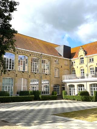 ruim appartement op de 1ste verdieping in duplexgelegen in het prachtige 't Keizershof in Diksmuiderustig gelegen op wandelafstand van de Grote...