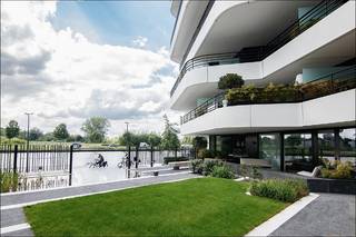 <u><strong>Knap afgewerkt 2-slaapkamerappartement met zonnig terras op het 5e verdiep en zicht op het water<br /><br />Troeven</strong>:</u>
<ul>
	<li>Topligging in Zuidzicht 4 aan de Blauwe Boulevard</li>
	<li>Gelegen op de 5de verdieping</li>
	<li>Volledig instapklaar en goed onderhouden</li>
	<li>Zonnig terras met verwarming</li>
	<li>Airco voor koelen en warmen in de leefruimte en de slaapkamer</li>
	<li>Moderne, goed uitgeruste open keuken</li>
	<li>Steentapijt</li>
	<li>Kelderberging (inbegrepen in de prijs)</li>
</ul>
<br /><strong>Locatie </strong>- Binnen de Hasseltse Grote Ring, op wandelafstand van Quartier Bleu en het stadscentrum, staat woonsite "Zuidzicht" te blinken. Een architecturale parel die op één van Hasselts meest gegeerde locaties gevestigd is, met een vlotte bereikbaarheid en een fantastisch zicht. Fietsliefhebbers vinden hier een vlotte aansluiting naar kilometerslange fietspaden en de stadsmensen halen hun hartje op in de bruisende horeca- en handelszaken die op 5 minuutjes wandelen van je voordeur liggen. <br /><br /><strong>Appartement</strong> - Volledig instapklaar appartement met een hoogwaardige afwerking en een stijlvolle inrichting. De indeling omvat de inkomhal die naadloos overgaat in de open leefruimte met een moderne en volledig uitgeruste keuken, een eet- en zithoek en aansluitend het overdekt terras. Centraal in het appartement is er de berging, het apart toilet en de badkamer met inloopdouche, wastafel en ruimte voor wasmachine en droogkast. Aan de achterzijde tenslotte zijn er nog 2 slaapkamers.<br />In de ondergrondse parkeergarage is er een gezamenlijke fietsenstalling en uw eigen afsluitbare berging.<br />Een mooi appartement op een absolute toplocatie in één van de populairste projecten in onze Limburgse hoofdstad.<br /><br />Laat je gegevens achter en kom samen met Koen dit knap afgewerkt appartement ontdekken! 