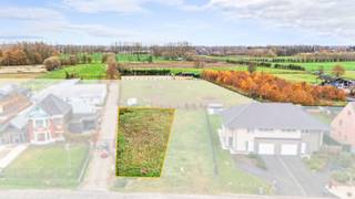 <p>Ben je op zoek naar een centraal, gelegen bouwgrond voor een nieuwbouw BEN-woning met zicht op velden op een toplocatie te Lokeren-Lochristi? Dan is deze bouwgrond zeker een bezoek waard.<br />De bouwgrond heeft een ideale ligging in de driehoek Gent-Antwerpen- Brussel en een grote grondoppervlakte van 659m². Er is geen bouwverplichting! Lot 2 is reeds verkocht.<br /> </p><hr /><p><br />NOTA: De 3D-foto's geven een illustratie van een mogelijke indeling en afwerking.<br /><br />Extra's:<br />- Toplocatie met goede verbindingsmogelijkheden N70/E17/E34 (Gent-Antwerpen)<br />- Groot perceel grond (659m²)<br />- Zicht op velden<br />- Bouwen met inpandige garage mogelijk<br />- Mogelijkheid tot bouwen 15m diepte en 7m breedte</p><hr /><p><br />Interesse in wat deze residentiële bouwgrond te bieden heeft? Neem dan snel contact op via 09 310 77 07 of info@woonhoekvastgoed.be.</p>