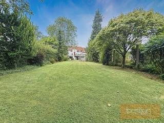 Ontdek deze ruime woning met unieke troeven en een uitzonderlijke ligging in het centrum van Marke!Op het gelijkvloers vind je vooraan een...