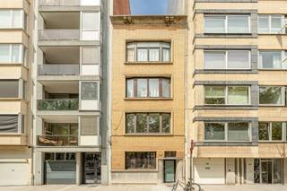 Dit ruime gelijkvloerse appartement bevindt zich op een toplocatie aan de Amerikalei, in een populaire en levendige buurt met winkels, horeca, openbaar vervoer en invalswegen binnen handbereik. De centrale ligging combineert stadscomfort met een vlotte bereikbaarheid.<br /><br />U komt binnen in een ruime inkomhal met toegang tot een bureauruimte die eveneens kan dienen als slaapkamer of leefruimte. De volledig geïnstalleerde keuken is uitgerust met een aansluitende wasplaats en geeft rechtstreeks toegang tot de stadstuin. In de gang vindt u een apart toilet en een ruime leefruimte die flexibel kan worden ingericht als living, extra slaapkamer of bureau. Achteraan ligt de rustige slaapkamer, naast de badkamer met inloopdouche. Een privatieve kelderberging biedt extra opbergruimte.<br /><br />De tuin vormt een aangename buitenruimte waar u in alle rust kunt genieten van het buitenleven midden in de stad.<br /><br />Met een EPC-label E valt het pand onder de renovatieverplichting. Dit pand is onderworpen aan de renovatieverplichting van de Vlaamse overheid voor residentiële gebouwen (behoudens bij sloop binnen 5 jaar na de aankoop). Consulteer voor meer informatie de website van het Vlaams Energie- en Klimaatagentschap via https://www.vlaanderen.be/een-huis-of-appartement-kopen/renovatieverplichting-voor-residentiele-gebouwen.<br /><br />Troeven<br />Toplocatie aan de populaire Amerikalei<br />oppervlakte van 137 m²<br />parketvloer<br />Flexibele indeling met bureau- of extra slaapmogelijkheid<br />Gezellige stadstuin <br />slaapkamer aan de achterzijde