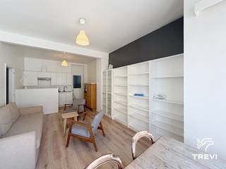<p><strong>MOLENBEEK-SINT-JAN – Gelegen aan de ingang van de wijk Antoine Dansaert, aan de overkant van het kanaal, prachtig gemeubileerd appartement met 1 slaapkamer van ± 50 m². Het ligt vlak bij alle voorzieningen; het pand is zeer praktisch, comfortabel en van alle gemakken voorzien. Het appartement is als volgt ingedeeld: inkomhal, woonkamer van ± 20,5 m², volledig ingerichte keuken, klein balkon aan de achterzijde, 1 slaapkamer (± 10 m²), doucheruimte, apart toilet en kelder. Alle oppervlakten zijn bij benadering. Kosten: 150 €/maand (gemeenschappelijke kosten, verwarming, warm en koud water). EPB: F, 69 kg/(m²/jaar). Direct beschikbaar.</strong></p>
<p>Op de 3<sup>e</sup> verdieping:</p>
<ul>
<li>Entree van ± 3,5 m² - Parket</li>
<li>Woonkamer van ± 20,5 m² - Parket</li>
<li>Volledig uitgeruste keuken van ± 6 m² - Parket</li>
<li>Balkon van ± 0,5 m² - Tegels</li>
<li>Slaapkamer van ± 10 m² - Parket</li>
<li>Doucheraam van ± 3 m² - Tegels</li>
<li>Aparte toiletruimte van ± 1 m² - Tegels</li>
<li>Kelder</li>
</ul>
<p></p>
