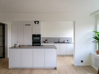 Spacieux et lumineux appartement 3 chambres avec terrasse à proximité de la gare de Gand-Saint-Pierre<br /><br />Situé au 5ᵉ étage, cet appartement se distingue par ses <strong>volumes généreux</strong>, <strong>son agencement pratique et la qualité de ses finitions</strong>. Un atout supplémentaire est la proximité de <strong>la gare de Gand-Saint-Pierre</strong>, avec le parc de <strong>la Citadelle </strong>accessible à pied.<br /><br />L’appartement de <strong>3 chambres a été entièrement rénové en 2021</strong>, avec une <strong>rénovation totale</strong> aux accents élégants et intemporels. Les portes intérieures en acier noir, les sols en bois, les grandes baies vitrées et les espaces ouverts donnent le ton. L’appartement offre <strong>une superficie de 120 m²</strong> et bénéficie d’un agencement fonctionnel. Les grandes fenêtres, les volumes ouverts et le hall d’entrée spacieux procurent <strong>une agréable sensation d’espace dans tout l’appartement.</strong><br /><br />On accède à l’appartement par <strong>le hall d’entrée équipé d’un grand vestiaire intégré</strong>. À l’avant, les espaces ont été décloisonnés et réunis en un seul grand ensemble. Cette superbe pièce accueille <strong>la salle à manger, le salon et la cuisine.</strong> <strong>La cuisine ouverte avec un généreux îlot</strong> central offre de nombreux espaces de rangement et est équipée de tous les appareils électroménagers.<br /><br />Au centre de l’appartement se trouvent des toilettes séparées ainsi que <strong>la salle de bains, équipée d’une baignoire et d’une douche à effet pluie</strong>. À l’arrière, on découvre <strong>trois chambres</strong> : deux chambres identiques de 10 m² et une chambre principale de 17 m². <strong>La plus grande chambre donne accès à la terrasse, qui s’étend sur toute la largeur de l’appartement</strong>. L’appartement dispose également d’une <strong>cave privative</strong>, avec la possibilité d’acquérir une place de <strong>parking supplémentaire</strong> dans la cour intérieure commune.<br /><br /><strong>Un investissement et un lieu de vie idéaux grâce à la proximité de la gare, ses volumes généreux et ses finitions de qualité</strong>.