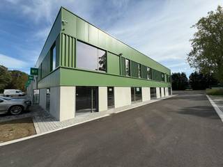 Deze polyvalente KMO-unit van ca. 216 m² is gelegen op een uiterst zichtbare hoeklocatie binnen het kwalitatieve Green Business Park te Kortessem, nabij Hasselt. Dankzij de ligging aan de straatzijde, de grote raampartijen en de moderne uitstraling beschikt de unit over een uitstekende commerciële zichtbaarheid.<br /><br />De ruimte biedt een interessante combinatie van showroom, magazijn en mezzanine dat kan dienen als kantoorruimte. De grote raampartijen zorgen voor veel natuurlijke lichtinval en maken de showroom bijzonder geschikt voor ondernemingen die klanten op een professionele manier willen ontvangen en hun producten of diensten duidelijk in de kijker willen plaatsen.<br /><br />Op de mezzanine bevindt zich bijkomende ruimte die uitstekend kan worden ingericht als kantoor, vergaderruimte of werkplek. Hierdoor kan de beschikbare oppervlakte praktisch worden ingedeeld met een duidelijk onderscheid tussen commerciële ruimte, opslag en administratieve functies.<br /><br />Ook op vlak van toegankelijkheid is de unit praktisch ingericht. Er is een sectionale poort van ca. 5 meter hoog, een afzonderlijke inkom en een ruime schuifdeur met codebediening aanwezig. Verder beschikt de unit over sanitair en zijn er maar liefst 7 privatieve parkeerplaatsen voorzien.<br /><br />De ligging op de hoek zorgt bovendien voor een uitstekende visibiliteit vanaf de openbare weg. Reclame op de gevel is mogelijk, wat een bijkomende troef vormt voor ondernemingen die hun zaak of merk duidelijk zichtbaar willen maken.<br /><br />Door de combinatie van showroom, magazijnruimte, kantoor, praktische toegang en ruime parkeermogelijkheden is deze KMO-unit geschikt voor verschillende activiteiten. Denk onder meer aan een showroom, personal training of fitnessconcept, gespecialiseerde handelszaak, interieur- of technische showroom of een onderneming die een combinatie zoekt van klantenontvangst, opslag en kantoorruimte.<br /><br />De ligging in Kortessem, nabij Hasselt, zorgt bovendien voor een vlotte bereikbaarheid en maakt deze unit geschikt als uitvalsbasis voor zowel lokale ondernemers als bedrijven die een goed zichtbare en professioneel uitgeruste locatie zoeken.<br /><br />Interesse in deze KMO-unit? Contacteer +32 470 85 30 84 voor meer informatie of een bezoek ter plaatse.