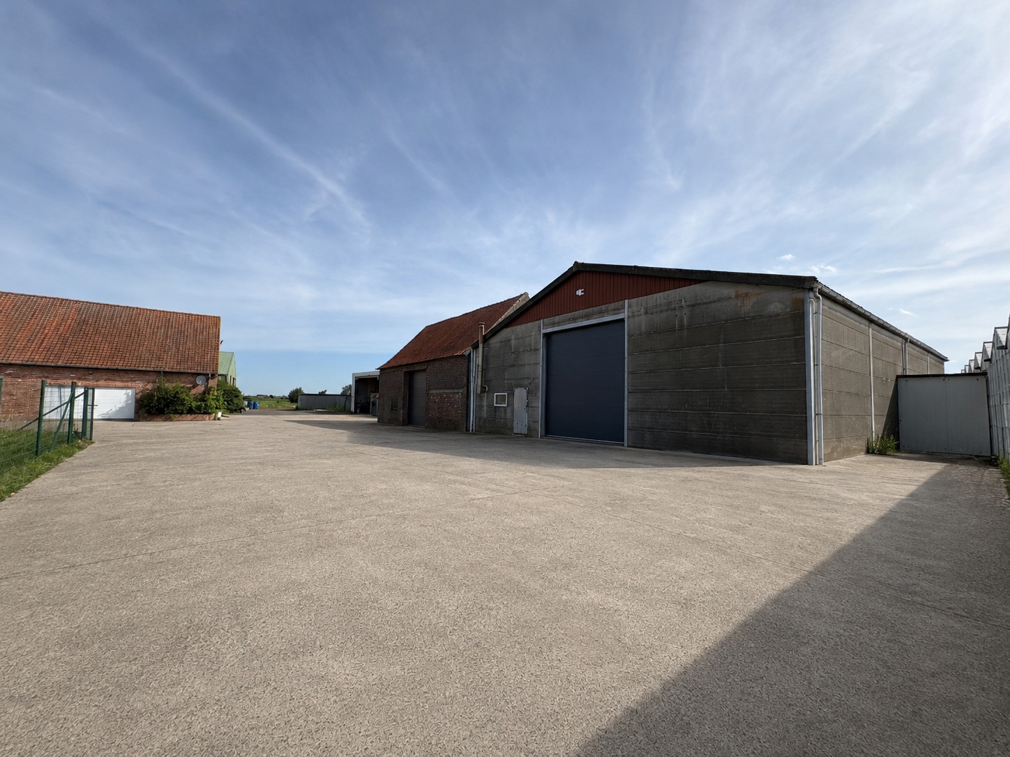 Landelijk gelegen hoeve op 1,5ha met 4 bijgebouwen/loodsen. - foto 4