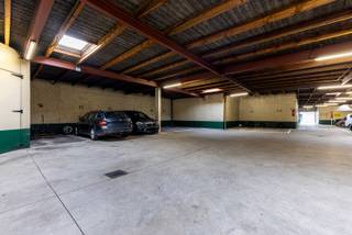 Bent u op zoek naar één of meerdere autostaanplaatsen voor eigen gebruik of investering? Dan stel ik graag volgende opportuniteit aan u voor!<br /><br />Gelegen in een afgesloten garagecomplex met elektrische poort vooraan. Momenteel zijn 13 autostaanplaatsen die verhuurd zijn aan €100/maand en één aan €75/maand dus €1275/maand voor allen. Dit komt neer op een bruto rendement van: <br />- 4,28% voor alle autostaanplaatsen te samen <br />of <br />- 4,36 % voor één staanplaats(€100/maand).<br /><br />De vraagprijs is €27.500 per autostaanplaats, ook zijn er nog twee garageboxen beschikbaar in het complex aan €45.000/garagebox.<br /><br />Aankoop van één of meerdere autostaanplaatsen is dus mogelijk.<br /><br />Voor meer informatie of een bezichtiging kan u One vastgoed steeds bereiken op volgend nummer 03 360 85 30.