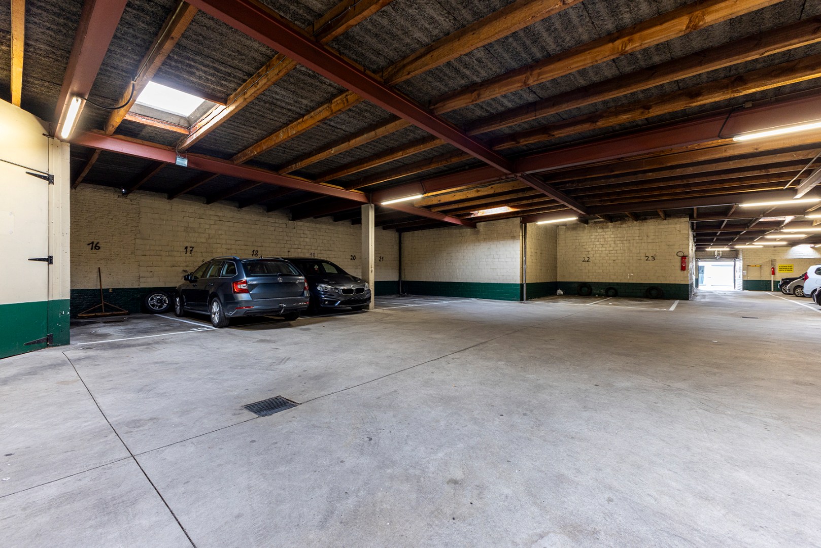 Autostaanplaats(en) te koop in afgesloten garagecomplex! - foto 1