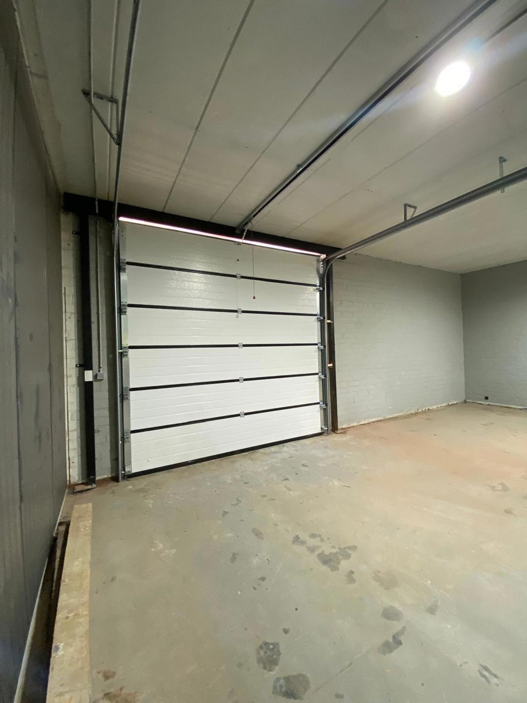 Volledig vernieuwd bedrijfsgebouw met kantoren en magazijnen - foto 5