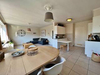 Dit appartement is gelegen op een boogscheut van de vestingen, Menenpoort en de Grote markt (TOPLIGGING) en omvat een inkom, apart toilet, ruime lichtrijke leefruimte met open ingerichte keuken, bergruimte, badkamer met lavabomeubel en ligbad en twee ruime slaapkamers waarvan 1 met toegang tot het zeer ruime terras waar je een open zicht hebt over stad Ieper. <br /><br />Met als extra troef de garagebox, deze is toegankelijk via een doorrit onder het gebouw. <br /><br />- TOPLIGGING<br />- kleinschalige residentie <br />- lift aanwezig in gebouw<br /><br />Ook zeer geschikt als opbrengsteigendom.