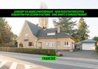 Ontdek deze unieke eigendom in Halle gelegen op een perceel van meer dan 43 aren. De combinatie van een ruime woning, een hal, garages en een grote tuin maakt het een uitzonderlijke opportuniteit voor gezinnen, zelfstandigen en ondernemers.<br /><br />De woning biedt 347 m² netto bewoonbare oppervlakte, met 5 à 6 slaapkamers, een bureau en 2 badkamers. De hal van 130 m² netto en twee garages samen goed voor 73 m² netto bieden tal van mogelijkheden voor opslag, hobby’s of professionele activiteiten.<br /><br />Dankzij de ruime oprit, de groene omgeving en de uitstekende bereikbaarheid nabij het centrum van Halle en de belangrijkste verkeersassen geniet u hier van ruimte en comfort.<br /><br />Interessante overname via aandelenoverdracht van de vennootschap:<br /><br />• Geen registratierechten<br /><br />• Overname van de vennootschap inclusief een banksaldo van circa €63.000<br /><br />• Bestaande nuts- en servicecontracten blijven behouden.<br /><br />• Potentieel financieel voordeel ten opzichte van een klassieke aankoop.<br /><br />Een eigendom met uitzonderlijk potentieel op een strategische locatie.<br /><br />Contacteer Immo Francois voor meer informatie of voor een bezoek.