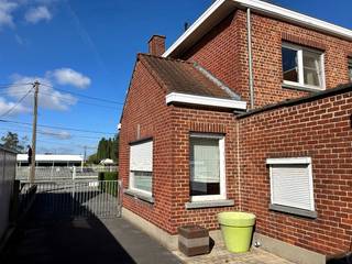 Deze degelijke en ruime gezinswoning heeft een verrassend grote tuin (paalt aan agrarisch gebied), een recente garage met aansluitend gemetste bergruimte en een tuinhuis.<br />De tuin is volledig omheind en de oprit afgesloten met een metalen poort.<br /><br />De woning heeft volgende indeling:<br />Inkomhal, aangename leefruimte met eet -en zithoek, keuken met toegang tot het terras.<br />De badkamer bevindt zich ook op het gelijkvloers. Er is een handige en droge kelder.<br /><br />Boven zijn er drie ruime slaapkamers en er is een vaste trap naar de zolder. Het dak is geïsoleerd en de zolder kan eventueel ingericht worden voor extra slaapkamers.<br /><br />De woning zal vrij zijn bij akte en is ideaal voor starters maar ook voor investeerders.<br /><br />Zeer degelijke woning die mits wat opfrissing een zeer aangename en instapklare gezinswoning wordt.<br /><br />- Betongewelven<br />- pvc ramen met hoogrendementsglas<br />- recente CV condensatieketel op aardgas<br />- 3.000L regenwater<br />- grote tuin met veel bergruimte<br />- recente garage met elektrische sectionaalpoort<br />- energielabel D: GEEN renovatieverplichting<br /><br />Goed gelegen op 5 minuten van de markt van Ingelmunster en op 6 minuten van het station.<br />Vlotte verbinding naar zowel Brugge als Kortrijk. Op 10 minuten van de op-en afrit E403 te Ardooie.