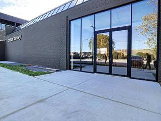 Ready to move in and furnished office of approximately 150 m² for rent in the Cotton Factory business center in Kortrijk. The office is located...