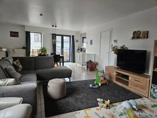<p>Dit ruime duplex-appartement bevindt zich op de tweede verdieping en ligt pal in het centrum, met zicht op de Zandpoort. U komt binnen via de inkomhal met gastentoilet. De lichtrijke woonkamer sluit naadloos aan op de keuken en de praktische wasplaats, wat zorgt voor een aangename en functionele leefruimte. Via de nachthal bereikt u de badkamer, uitgerust met een ligbad, toilet en lavabomeubel. Verder beschikt het appartement over een ruime slaapkamer en een aangenaam terras waar u in alle rust kan genieten van het uitzicht. Een BEZOEK aanvragen kan enkel online via WWW.VASTGOEDPARTNERS.BE</p>
<p><br /><br /></p>