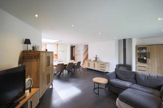 Op zoek naar een degelijke en ruime woning met een gunstig EPC? Deze halfopen bebouwing, gelegen op de grens met Hove en Lint, combineert ruimte, bereikbaarheid en duurzaamheid op de ideale manier.<br /><br />Je betreedt de woning via de praktische inkomhal met voldoende plaats voor jassen en schoenen. Van hieruit kom je in de gezellige leefruimte, welke naadloos overloopt in de keuken. Beide ruimtes staan in directe verbinding met de tuin, wat zorgt voor een aangename sfeer en een fijne interactie tussen binnen en buiten – of je nu geniet van de warmte van de houtkachel of liever buiten aan de slag gaat.<br /><br />De badkamer is uitgerust met zowel een douche als een bad, ideaal voor een snelle ochtendroutine of een ontspannen moment ’s avonds. De wasmachine en droogkast vinden hun plek in een afzonderlijke wasplaats.<br /><br />De woning beschikt over vier slaapkamers, waarvan één met een aanpalende dressing. Daarnaast is er nog een praktische berging die perfect kan worden ingericht als bureau- of hobbyruimte.<br /><br />Buiten is het leuk vertoeven in de volledig omheinde tuin met vernieuwde afsluiting. Perfect voor kinderen, huisdieren of gewoon om in alle privacy te genieten. De aparte oprit en bijhorende garage zorgen voor extra comfort en maken het geheel compleet.<br /><br />Het pand bevindt zich op korte afstand van het centrum, het treinstation en de fietsostrade. Scholen, winkels en andere voorzieningen zijn vlot bereikbaar, wat deze woning bijzonder aantrekkelijk maakt voor gezinnen en pendelaars.<br /><br />Mede dankzij een recente dakvernieuwing, gevelisolatie en regenwaterput scoort deze woning sterk op vlak van energiezuinigheid.<br /><br />Ben jij ook klaar voor de toekomst? Maak dan zeker een afspraak!<br />vg, wg, gdv, gvk, gvv, geen vermelding in het maatregelenregister