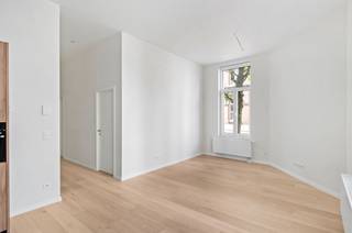 <p><span>Turnkey, bright apartment with 2 bedrooms and modern open kitchen</span></p><p><span>Discover this stylish and ready to move in apartment with a living area of approx. </span><span>72 m²</span><span>, located in a central location with easy access to stores, public transport and important access roads. Thanks to the large windows, the living space enjoys an abundance of natural light, creating a pleasant and open atmosphere.</span></p><p><span>The spacious living space forms the heart of the apartment and connects seamlessly with the </span><span>modern open kitchen</span><span>, which is equipped with quality appliances and ample storage space. The combination of light parquet floors, clean white walls and warm wood accents creates a timeless and elegant look.</span></p><p><span>The apartment features </span><span>two comfortable bedrooms</span><span>, ideal for a family, a home office or as an investment. The practical layout ensures optimal use of space and pleasant living comfort.</span></p><p><span>With an </span><span>EPC score B (160 kWh/m² year)</span><span>, this home is also energy efficient, ensuring lower energy costs and a sustainable investment.</span></p><p><span>Advantages of the apartment:</span><span><br />living area approx. 72 m²<br />2 bedrooms<br />luminous living space with large windows<br />modern open kitchen with quality finishing<br />energy efficient (EPC B)<br />ready to move in<br />central location near stores and public transport</span></p><p><span>Ideal as a </span><span>first home or interesting investment</span><span>.</span></p><p><span> </span></p><p><span>Are you interested in this studio for sale in Antwerp, are you looking for other real estate, an investment or do you want to know the value of your property? Then you are at </span></p>