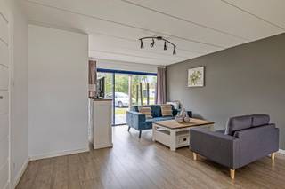 <strong>Gezellige vakantiewoning voor 6 personen op EuroParcs – ideaal voor ontspanning of investering</strong><br /><br />Op zoek naar een sfeervolle vakantiewoning op <strong>eigen grond</strong> waar rust en comfort samenkomen? Deze gezellige woning op het geliefde park EuroParcs biedt plaats aan 6 personen en is de perfecte uitvalsbasis voor een ontspannen verblijf.<br /><br />De lichtrijke woonkamer beschikt over een comfortabele zithoek met televisie, ideaal om samen tot rust te komen. Aansluitend vind je de volledig uitgeruste keuken met onder andere een vaatwasser, combimagnetron en filter koffiezetapparaat. De eethoek maakt het geheel compleet voor gezellige maaltijden.<br /><br />Op de bovenverdieping bevinden zich drie slaapkamers: een ruime kamer met tweepersoonsbed, een kamer met twee eenpersoonsbedden en een derde kamer met een stapelbed – perfect voor gezinnen of gasten. De badkamer is voorzien van een douche en dubbele wastafel. Daarnaast is er een apart toilet aanwezig.<br /><br />Inboedel is inbegrepen! <br /><br />Buiten geniet je van een eigen terras, ideaal om te ontspannen in de frisse lucht. Bij de woning is er parkeergelegenheid voor één auto.<br /><br />Deze vakantiewoning is niet alleen een heerlijke plek om zelf te verblijven, maar ook een interessante opportuniteit als opbrengsteigendom.<br /><br />Kortom: een ideale combinatie van comfort, rust en investeringspotentieel!