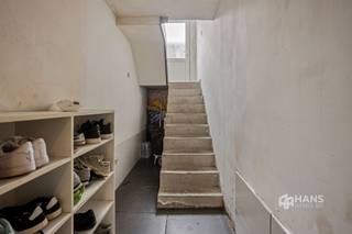 <p><span>Instapklare woning (168m²) met 5 slaapkamers en tuin in Deurne.</span></p><p><span> </span></p><p><span>Het pand dankt zijn uitstekende mobiliteitsscore aan de centrale ligging nabij de Bisschoppenhoflaan en de Turnhoutsebaan. Het openbaar vervoer is goed vertegenwoordigd in de nabije omgeving en met de wagen bereik je de snelweg in slechts enkele minuten. Verder kan je ook gemakkelijk gebruik maken van het velo-deelsysteem.</span></p><p><span> </span></p><p><span>De woning onderging verschillende renovaties in 2019 en vernieuwingen en is doorheen de jaren goed onderhouden, waardoor je hier zonder grote werken je intrek kan nemen. De achter- en voorgevel zijn respectievelijk geïsoleerd, verder is er een nieuwe verwarmingsketel geïnstalleerd in 2021 en zijn er nieuwe plafonds, vloeren en leidingen geplaatst. Ook is de elektriciteit aangepakt en is de polyvalente ruimte op de souterrain volledig onder handen genomen. </span></p><p><span> </span></p><p><span>Je komt binnen en loopt naar de souterrain waarin de keuken en woonkamer zich bevindt, die uitgerust is met alle hedendaags comfort met aansluitend de tuin met tuinberging. </span></p><p><span> </span></p><p><span>Op de eerste etage situeren zich de eerste 2 a 3 slaapkamers, waarvan de achterste beschikt over een aangrenzende badkamer met ligbad, lavabomeubel en wc. De overige 2 a 3 volwaardige slaapkamers bevinden zich op de bovenverdieping. </span></p><p><span> </span></p><p><span>Ben je op zoek naar een instapklare woning op een gunstige locatie in Deurne? Mis deze kans niet! Bruikbare vloeropp 168m² ref.: bruto vloeropp. EPC-certificaat. Voor meer info of een gratis schatting surf naar </span><span><span>www.hansimmo.be</span></span></p><p><span> </span></p><p><span> </span></p>