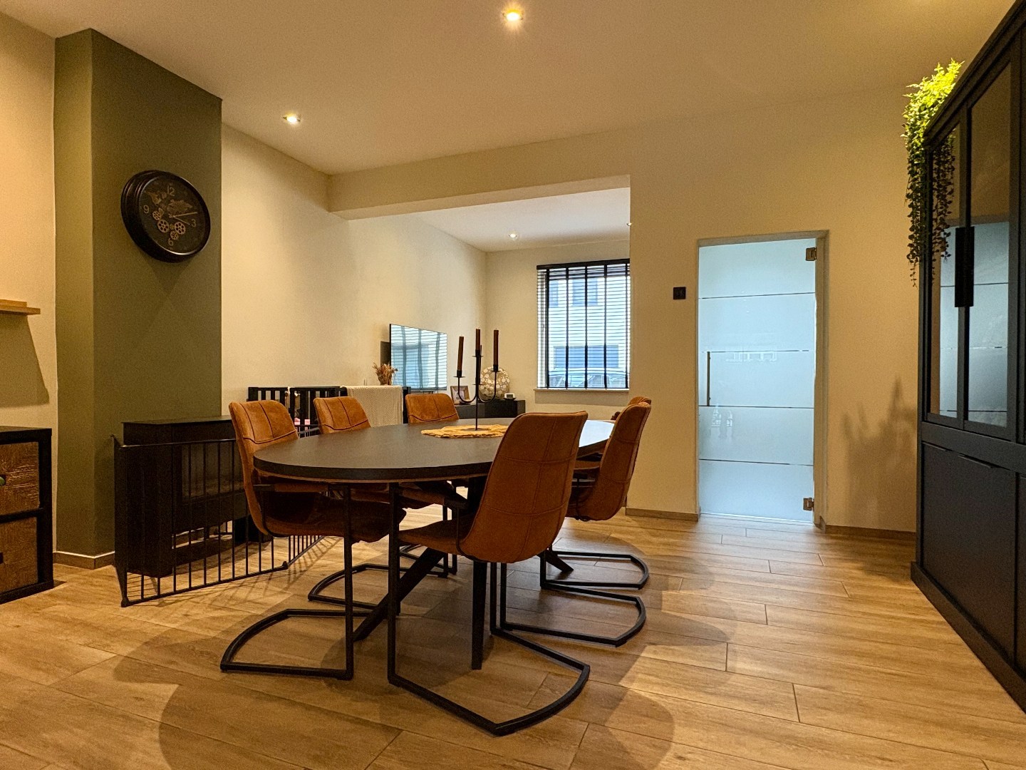 Starterswoning te koop in Roeselare met 2-3 slaapkamers en een ruime vernieuwde leefruimte. - foto 5