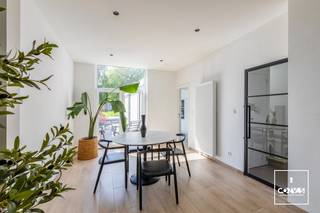 Deze <strong>recent gerenoveerde woning</strong> (2021) met tuin is gelegen tussen het <strong>centrum van Aalbeke en het Preshoekbos</strong>. Een ideale combinatie van rust en groen, met scholen, lokale handelaars en eetgelegenheden in de nabije omgeving. De woning beschikt over parkeergelegenheid voor de deur.<br /><br />Op het gelijkvloers heeft de woning volgende indeling: een inkomhal met gastentoilet, een open woonkamer met eetplaats, een bergruimte voor de wasmachine, een praktische kelder en een volledig <strong>geïnstalleerde keuken</strong>. De <strong>zonnige tuin</strong> met terras is zowel vanuit de eetplaats als vanuit de keuken toegankelijk.<br /><br />Het eerste verdiep biedt plaats aan de badkamer en twee slaapkamers. Op het tweede verdiep bevindt zich nog een <strong>ruime derde slaapkamer</strong>.<br /><br />Wenst u deze woning zelf verder te ontdekken? Neem dan contact op met Theo voor een bezoek ter plaatse: theo@convas.be / 0493 30 43 82.