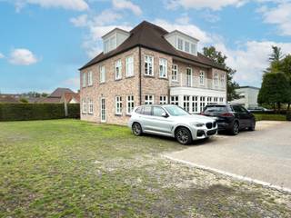 Op zoek naar een professionele en flexibele werkruimte? Deze instapklare bedrijfsruimte biedt tal van mogelijkheden voor uiteenlopende activiteiten.<br /><br /><strong>Indeling &amp; oppervlaktes:</strong><br />Privatieve bedrijfsruimte: 100 m²<br />Gemeenschappelijke delen + vergaderzaal: ±100 m² extra<br /><br /><strong>Mogelijkheden:</strong><br />Vergund voor o.a.: kantoorfunctie, dienstverlening en vrije beroepen.<br />Geschikt voor: kantoor, kapsalon, schoonheids- of nagelstudio, praktijkruimte, personal training of atelier.<br /><br /><strong>Troeven:</strong><br />Toegang via zowel voor- als achterdeur<br />Beveiligd met 24/7 toegang (persoonlijk badgesysteem)<br />Airconditioning<br />EPC: B-label <br /><br /><strong>Ruime gemeenschappelijke faciliteiten:</strong><br />10 parkeerplaatsen<br />Volledig uitgeruste keuken<br />Sanitair (wc’s en douche)<br />Grote vergaderzaal<br />2 laadpalen voor elektrische wagens<br /><br /><strong>Huurvoorwaarden:</strong><br />Basishuurprijs: €1.500/maand<br />Provisie kosten:<br />€250/maand (klein team)<br />€500/maand (groot team)<br /><br /><strong>Inbegrepen in de provisie:</strong><br />Wifi, privatieve en gemeenschappelijke elektriciteit, verwarming/koeling (airco), waterverbruik, tuinonderhoud, wekelijkse schoonmaak van de gemeenschappelijke delen én verbruiksproducten (wc-papier, handzeep, afwasmiddel, vuilniszakken... ).<br /><br />Contacteer Henry Van Tornhout voor bijkomende inlichtingen of een vrijblijvend plaatsbezoek via +32 474 13 37 93 of via henry@kmovastgoed.be