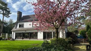 <div>
<div>
<div>
<p>In een uiterst gegeerde en residentiële omgeving, op wandelafstand van de Boslaan, bevindt zich deze alleenstaande villa op een prachtig perceel van ca. 1.700 m², perfect georiënteerd en gelegen in een doodlopende straat die absolute rust en privacy garandeert. De eigendom biedt meerdere mogelijkheden naar renovatieproject of nieuwbouw. Indeling: Bij het binnenkomen wordt u verwelkomd in een ruime inkomhal met vestiaire en gastentoilet. De lichtrijke leefruimte met gezellige zithoek en eetplaats geeft uit op de zonnige, zuidgerichte terrassen en de schitterende tuin. Aansluitend bevindt zich een volledig uitgeruste keuken. Verder beschikt het gelijkvloers over een royale bureau- of tv-ruimte met een mooi zicht op de tuin langs beide zijden, evenals een extra afzonderlijk bureel. Op de eerste verdieping bevinden zich vier volwaardige slaapkamers en drie badkamers, een apart toilet en een praktische berging. De tweede verdieping : ruime zolderkamer die zich perfect leent als polyvalente ruimte, hobbykamer of kan worden ingericht als twee extra slaapkamers. De woning is volledig onderkelderd en beschikt over een ruime inpandige garage met plaats voor maar liefst vier wagens. Meerdere wagens op de oprit. De magnifieke tuin met ideale oriëntatie vormt een oase van rust waar u in alle privacy kunt genieten van zon en natuur.</p>
</div>
</div>
</div>
<span></span>
<div>
<div></div>
</div>