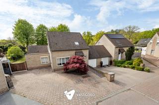 <p><span>Perfect onderhouden instapklare HOB met 4 slaapkamers gelegen te Leopoldsburg op een perceel van 8a19ca met prachtig zicht op de achterliggende velden.</span></p><p><span> </span></p><p><span>Belangrijkste troeven: </span></p><p><span>- Uiterst rustig gelegen </span></p><p><span>- Kwalitatief afgewerkt en uitstekend onderhouden</span></p><p><span>- 3 slaapkamers op verdiep en 1 grote slaapkamer + badkamer op het GV die gelegen is een vergunde bijbouw</span></p><p><span>- Ruime kelder (+/-50m²) voorzien van TV-aansluiting en verwarming</span></p><p><span>- Opbergzolder</span></p><p><span>- Ondergrondse garage</span></p><p><span>- Zonnige tuin met een overdekt terras, poolhouse en tuinhuis met een prachtig zicht op de achterliggende velden</span></p><p><span>- Zeer gunstige EPC-score C label (238 kWh)</span></p><p><span> </span></p><p><span>Bekijk zeker ook de foto's en de grondplannen met de afmetingen. Zo krijgt u van thuis uit al een perfect beeld van wat deze woning te bieden heeft!</span></p><p><span> </span></p><p><span>Wenst u meer info of een vrijblijvende bezichtiging, contacteer dan ons kantoor op het nummer 011 85 15 15 en wij helpen u graag verder.   </span></p>