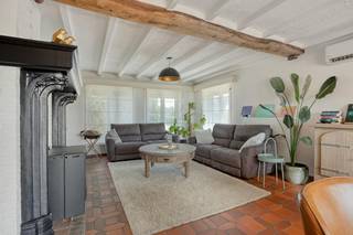 Vous trouverez cette maison kangourou presque entièrement rénovée à l'adresse Stationsstraat 45 à Elen. Avec pas moins de 369 m² de surface habitable, deux garages (environ 90 m²) et un jardin de 1 810 m² orienté plein sud, ce bâtiment allie une énorme sensation d'espace à une intimité parfaite pour une occupation double ou des soins informels.<br /><br />Disposition par étage :<br />Rez-de-chaussée (maison principale) :<br />- hall d'entrée avec escalier et toilettes séparées<br />- espace de vie spacieux<br />- cuisine<br />- salle de bain 1<br />- terrasse couverte avec vue sur le jardin<br /><br />Étage 1 (maison principale) :<br />- salle de nuit<br />- 2 chambres (dont 1 dressing)<br />- bureau<br />- toilettes séparées<br /><br />Sous-sol (maison principale) :<br />- sous-sol partiel de la maison principale (12 m²)<br /><br />Sous-sol (maison de retraite) :<br />- hall d'entrée séparé pour la maison de retraite<br />- espace de vie<br />- cuisine<br />- 2 chambres<br />- salle de bain 2 avec douche et toilettes<br />- salle de rangement/buanderie<br /><br />Garages et atelier :<br />- garage 1/ atelier (38,70 m²)<br />- garage 2 (29,80 m²)<br />- atelier à l'arrière (19 m²)<br /><br />Un atout absolu est le jardin orienté au sud sur un terrain spacieux de 1 810 m². Grâce à l'orientation idéale et à la terrasse spacieuse, vous pourrez profiter du soleil, de l'intimité et de la détente dans la verdure tout au long de la journée.<br /><br />Êtes-vous à la recherche d'un bâtiment exceptionnel offrant d'innombrables options pour la vie des kangourous, la prestation de soins ou un espace de travail supplémentaire ? Laissez-vous surprendre par l'espace, la lumière et le magnifique jardin lors d'une visite personnalisée.<br /><br />Contactez-nous dès aujourd'hui pour prendre rendez-vous. Nous sommes heureux de vous accueillir à la Stationsstraat 45 à Elen !<br /><br />Registre des mesures: non<br /><br />Les images générées par l’IA sont fournies en guise d'inspiration. Elles ne tiennent pas compte des spécifications techniques, ni des renseignements urbanistiques, ni des possibilités concrètes de réalisation.