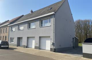 <p><span>Charmante bel-etagewoning te huur in rustige, groene omgeving</span></p><p><span>Deze aangename bel-etagewoning is gelegen in een rustige straat, omgeven door groen, en biedt een comfortabele en serene woonomgeving.</span></p><p><span>Op het gelijkvloers beschikt de woning over een garage en een praktische berging. De eerste verdieping omvat een lichtrijke woonkamer met open keuken, aangevuld met een aparte berging en een gastentoilet.</span></p><p><span>Op de tweede verdieping bevindt zich een ruime slaapkamer met dressing/bureau en een badkamer met dubbele lavabo, bad/douche en wc.</span></p><p><span>Deze woning is ideaal voor een alleenstaande huurder die op zoek is naar rust en comfort.</span></p><p><span>Voor een bezoek aan het pand vragen wij u vriendelijk om eerst een ingevulde infofiche te bezorgen.</span></p><p><span>Ontdek ons volledige aanbod op <span>www.ap-p.be</span></span></p>