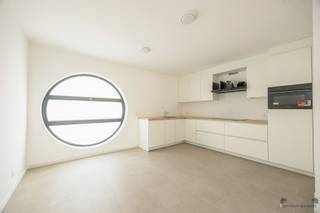 <p><span>Karaktervolle, gerenoveerde woning met veelzijdige indeling tegenover de kerk van Brecht </span></p><p><span> </span></p><p><span>Gelegen op een centrale locatie aan Biest, vlak tegenover de kerk van Brecht, bevindt zich deze gerenoveerde woning met een bijzonder verleden. </span></p><p><span>De woning deed oorspronkelijk dienst als tandartspraktijk en de voormalige praktijkindeling is vandaag nog duidelijk voelbaar. </span></p><p><span>Net dat zorgt voor een verrassend veelzijdige woning met verschillende mogelijkheden voor wie wonen en werken wil combineren of nood heeft aan extra ruimte. </span></p><p><span> </span></p><p><span>Bij het binnenkomen bevindt zich op het gelijkvloers een ruime kamer die oorspronkelijk dienst deed als wachtruimte. Vandaag kan deze ruimte perfect ingericht worden als slaapkamer, bureau, hobbyruimte of praktijkruimte. Daarnaast bevinden zich op deze verdieping een gastentoilet en een moderne badkamer met ruime inloopdouche en dubbel wastafelmeubel. </span></p><p><span> </span></p><p><span>De eerste verdieping vormt het centrale leefgedeelte van de woning. De lichtrijke leefruimte is afgewerkt met een stijlvolle keramische tegelvloer en sluit rechtstreeks aan op de volledig vernieuwde open keuken. Deze werd recent geplaatst en is uitgerust met kwalitatieve inbouwtoestellen. De open indeling zorgt voor een aangename leefomgeving waar koken, tafelen en ontspannen mooi samenkomen. </span></p><p><span> </span></p><p><span>Op de tweede verdieping bevinden zich nog twee ruime slaapkamers. Hierdoor beschikt de woning over drie volwaardige ruimtes die als slaapkamer kunnen worden ingericht, aangevuld met de mogelijkheid om de gelijkvloerse kamer anders te benutten naargelang uw persoonlijke noden. </span></p><p><span> </span></p><p><span>Ook aan praktische bergruimte ontbreekt het niet. De woning beschikt over een kelder en een ruime tuin met terras en tuinberging. De buitenruimte biedt bovendien een aangename plek om te genieten van de rust, ondanks de centrale ligging. </span></p><p><span> </span></p><p><span>Op technisch vlak beschikt de woning over aluminium ramen met dubbele beglazing, elektrische verwarming en een airco met lucht-luchtwarmtepomp, die zowel voor verwarming als verkoeling kan zorgen. </span></p><p><span> </span></p><p><span>Troeven op een rij: </span></p><p><span>- Gerenoveerde woning op een centrale locatie in Brecht</span></p><p><span>- Gelegen vlak tegenover de kerk </span></p><p><span>- Voormalige tandartspraktijk met bijzonder veelzijdige indeling </span></p><p><span>- 3 mogelijke slaapkamers</span></p><p><span>- Gelijkvloerse kamer met mogelijkheden als slaapkamer, bureau, praktijk- of hobbyruimte </span></p><p><span>- Volledig vernieuwde en uitgeruste keuken </span></p><p><span>- Moderne badkamer met ruime inloopdouche </span></p><p><span>- Ruim terras en tuin met tuinberging </span></p><p><span>- Kelder </span></p><p><span>- Aluminium ramen met dubbele beglazing</span></p><p><span>- Nabij winkels, scholen en belangrijke invalswegen .</span></p><p><span> </span></p><p><span>Een woning met een </span><span>unieke indeling</span><span> en een </span><span>bijzonder verhaal</span><span>, die dankzij de recente renovaties en haar centrale ligging een interessante opportuniteit vormt voor wie op zoek is naar een instapklare woning met extra mogelijkheden.</span></p>