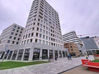 Het appartement kent de volgende indeling:Eerste verdieping:-Ruime inkomhal-Open leefruimte met keuken, voorzien van alle toestellen.-De leefruimte geeft uit op het bijzonder ruim terras dat rond het appartement ligt.-Apart toilet-Berging met aansluiting voor wasmachine en droogkast-Badkamer met douche en lavabomeubel-Twee volwaardige slaapkamersBijzonderheden:-Gemeubelde verhuur mogelijk-Beschikbaar per direct-EPC A-Fietsen- en vuilbakkenberging-Gemeenschappelijke kosten (provisie 100 euro/maand)